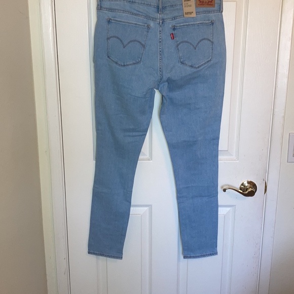 NWT Levi’s 711 Hypersoft Comfortable Ripped Jeans 32 MSRP $69.50 - Picture 9 of 10